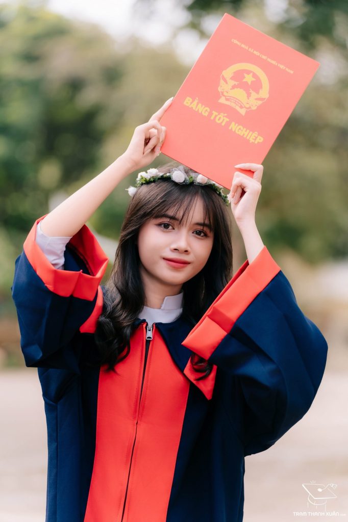 vòng hoa đội đầu chụp ảnh kỷ yếu
