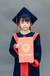 thuê áo cử nhân tiểu học