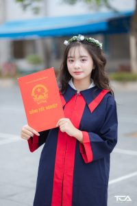 vòng hoa đội đầu cho học sinh