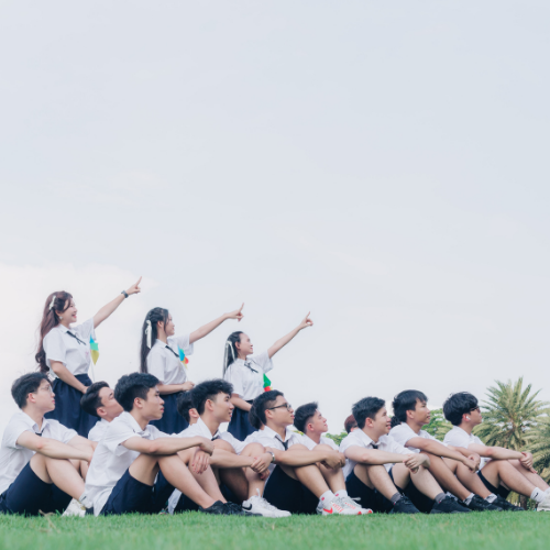 Chụp ảnh kỷ yếu với áo cử nhân giá rẻ