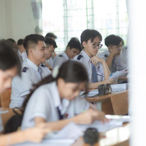 Chụp ảnh kỷ yếu với áo cử nhân giá rẻ