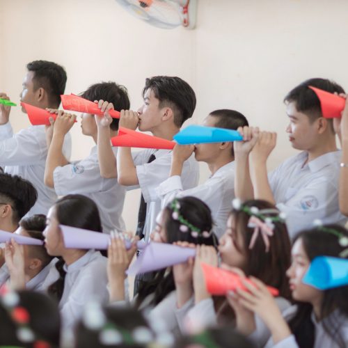 Chụp ảnh kỷ yếu với áo cử nhân giá rẻ
