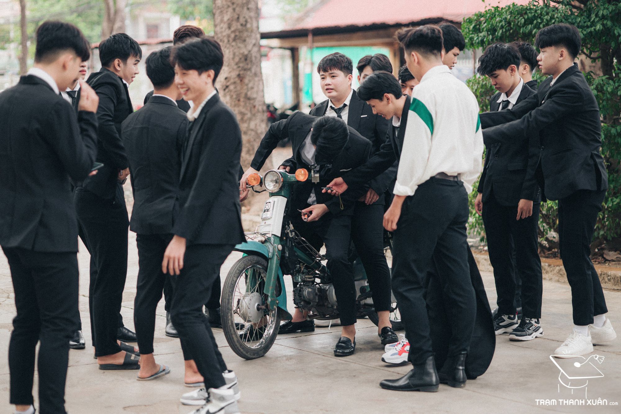 thuê áo vest chụp kỷ yếu