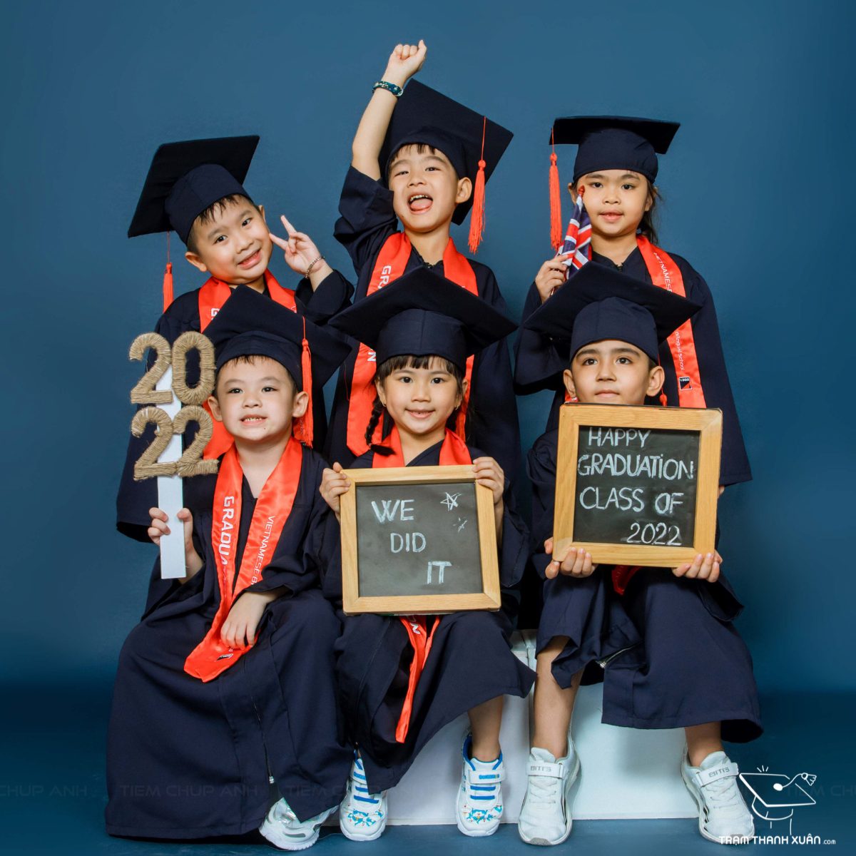 phụ huynh chụp ảnh kỷ yếu cùng con