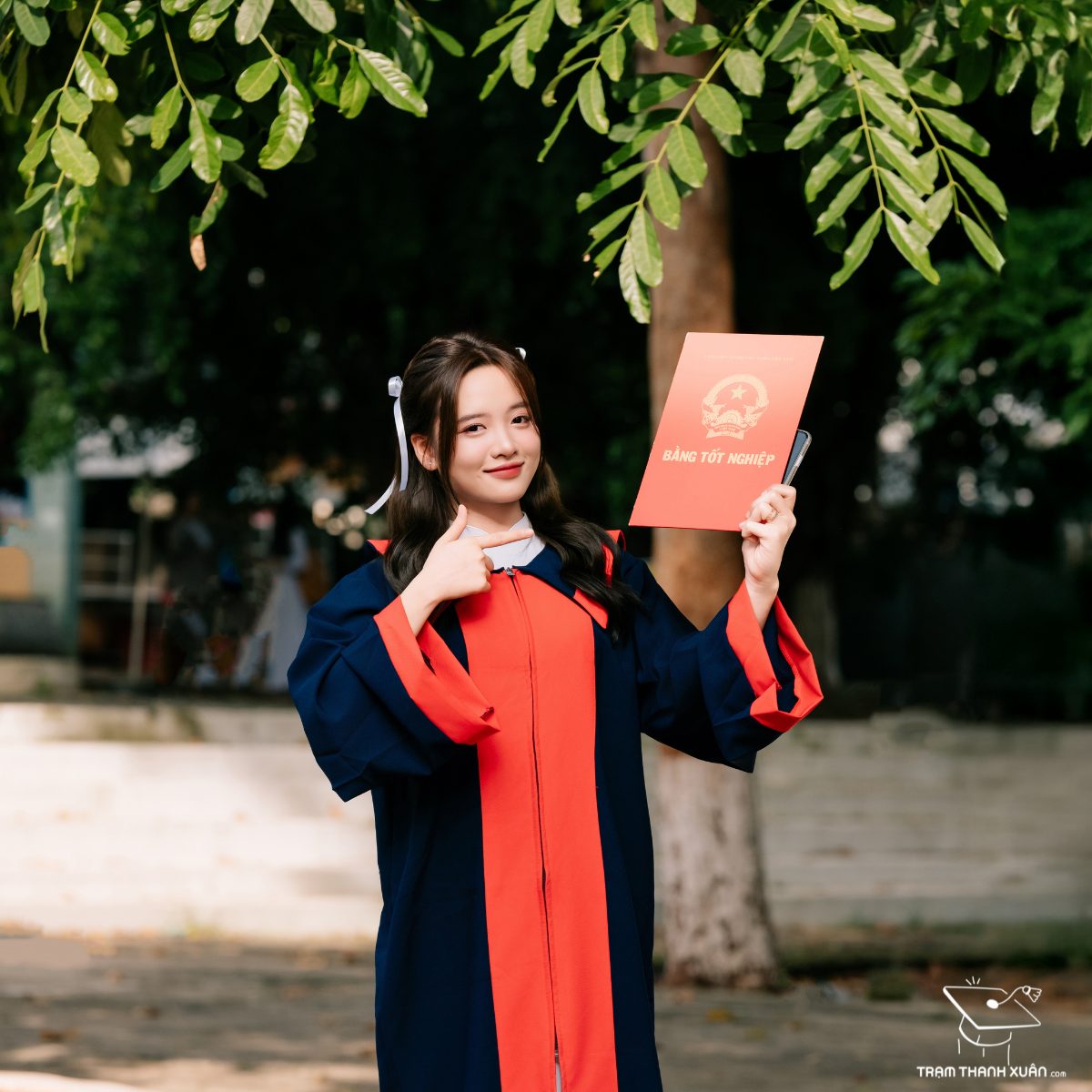 mẹ chụp ảnh kỷ yếu cùng con
