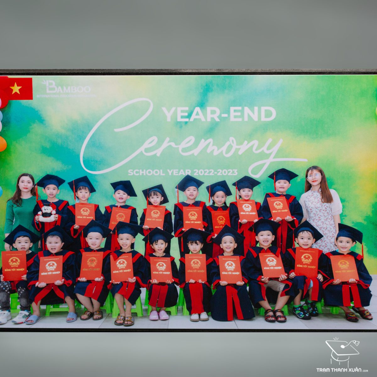 cách tạo dáng chụp ảnh kỷ yếu cùng con