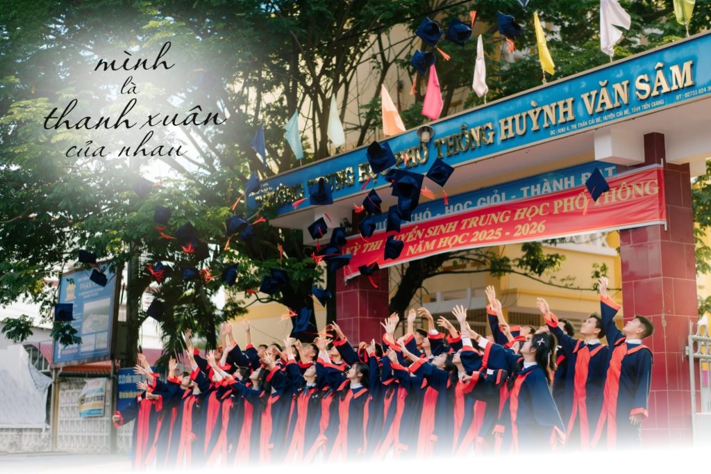 cách chụp ảnh kỷ yếu với áo cử nhân