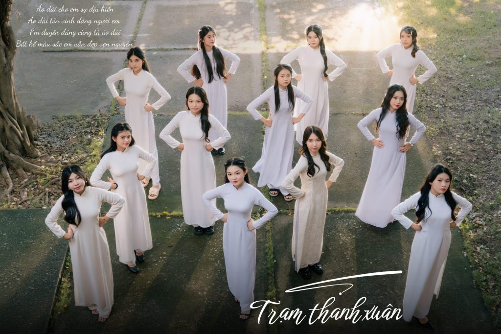 tạo dáng chụp kỷ yếu áo dài