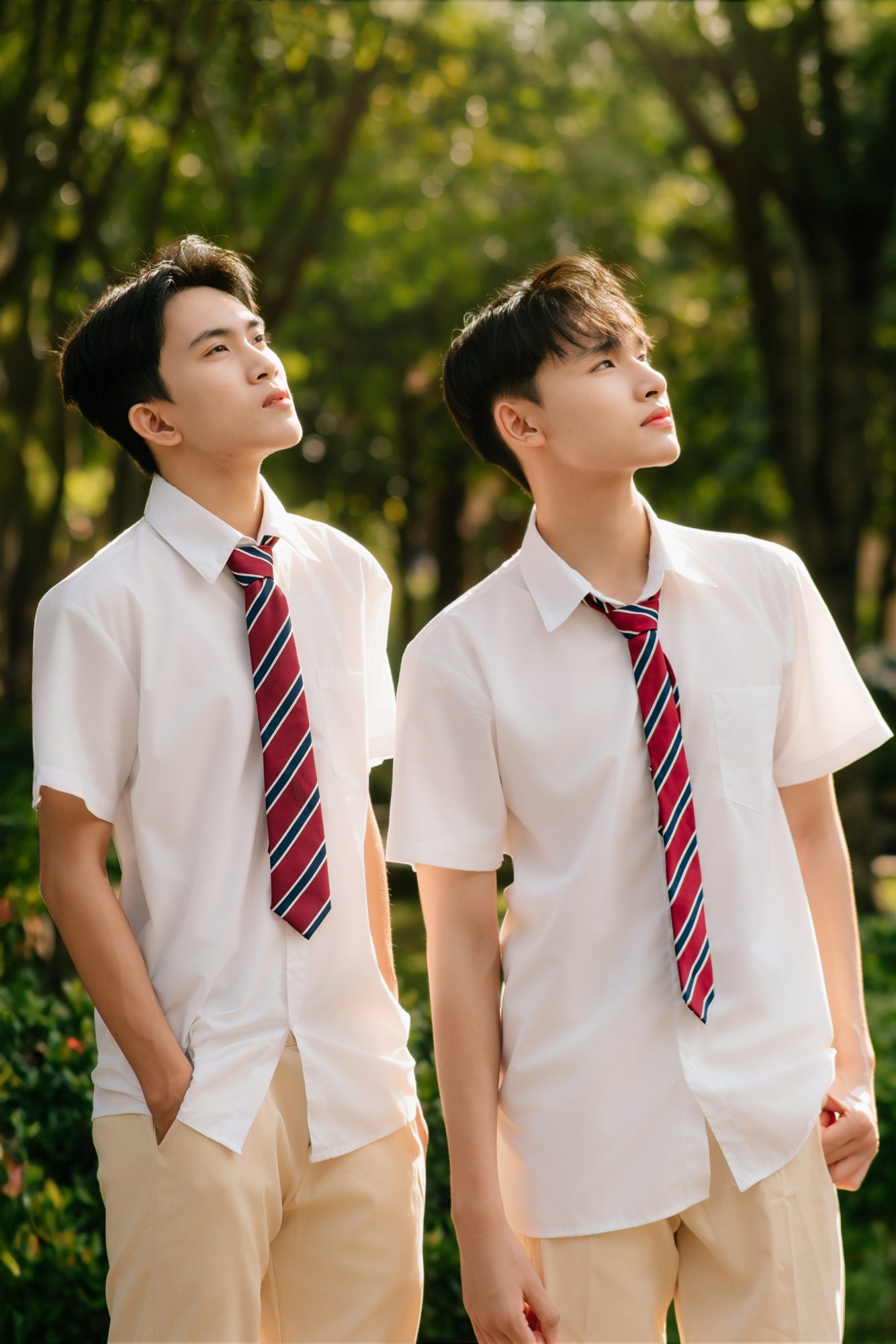 tạo dáng chụp ảnh học sinh nam