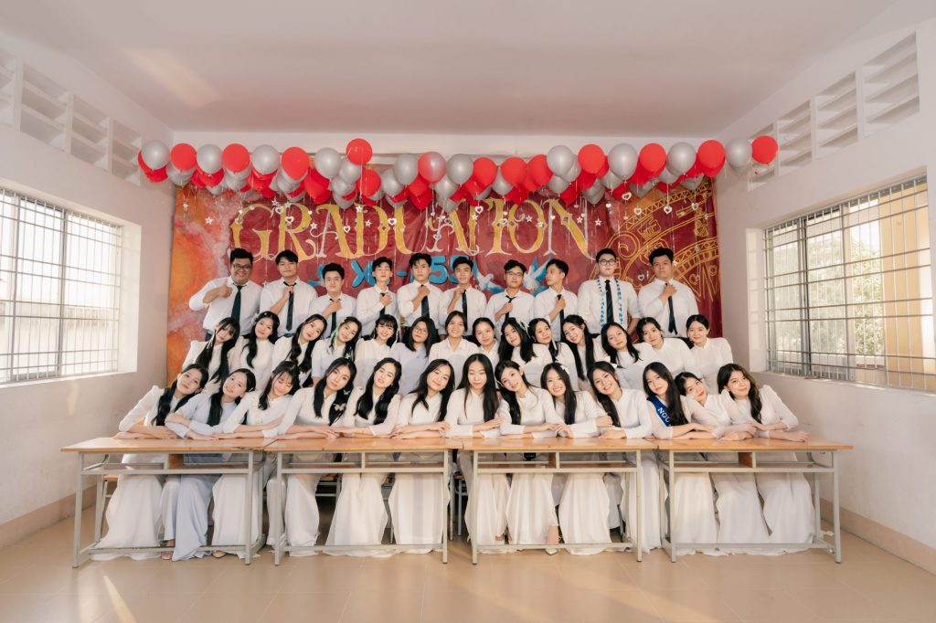 cách pose dáng chụp kỷ yếu