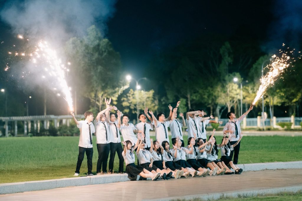 các kiểu chụp ảnh tập thể lớp đẹp