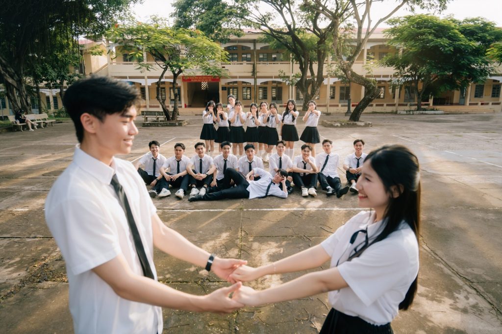 tạo dáng chụp kỷ yếu đôi