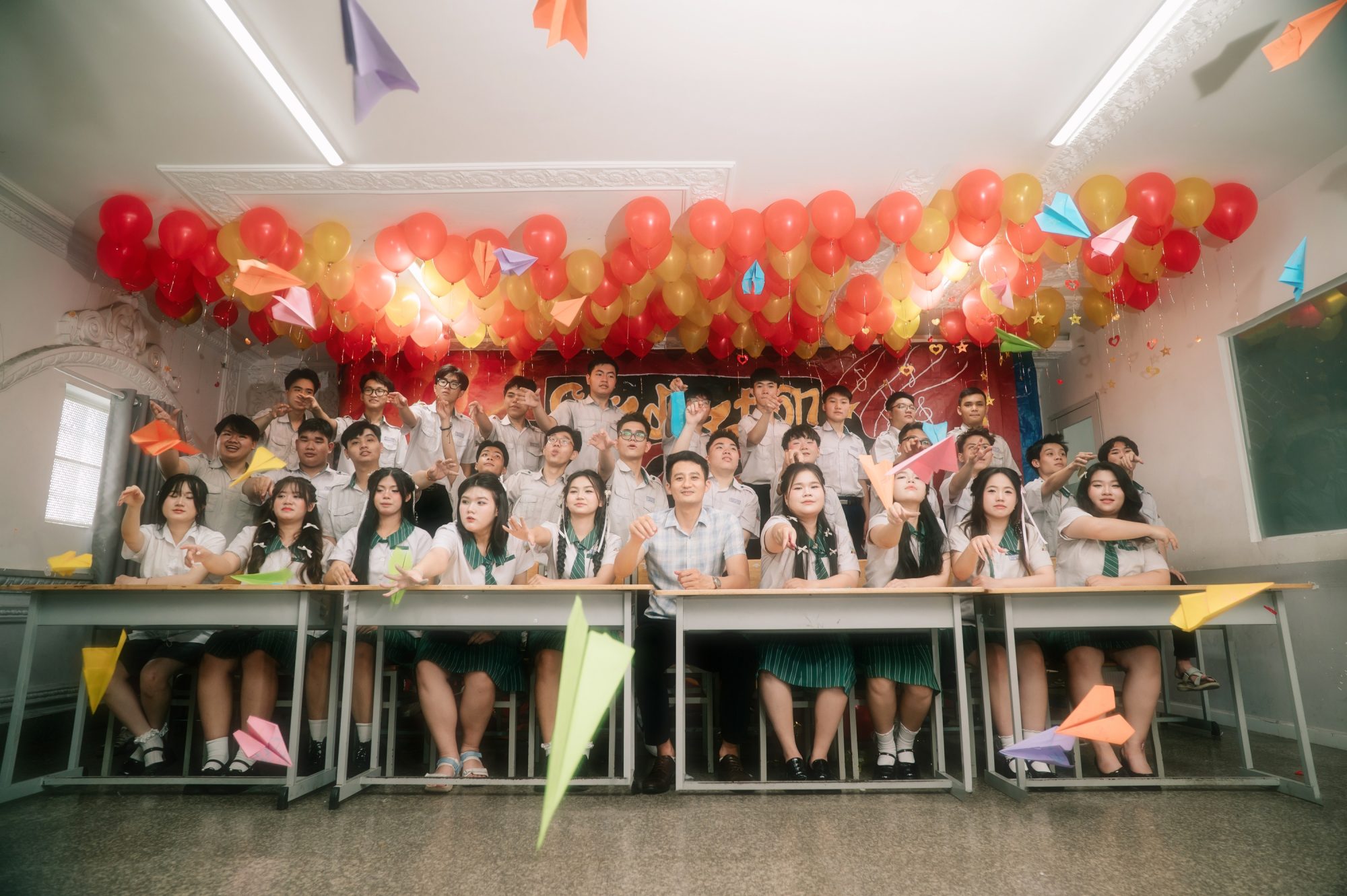tạo dáng chụp kỷ yếu nhóm