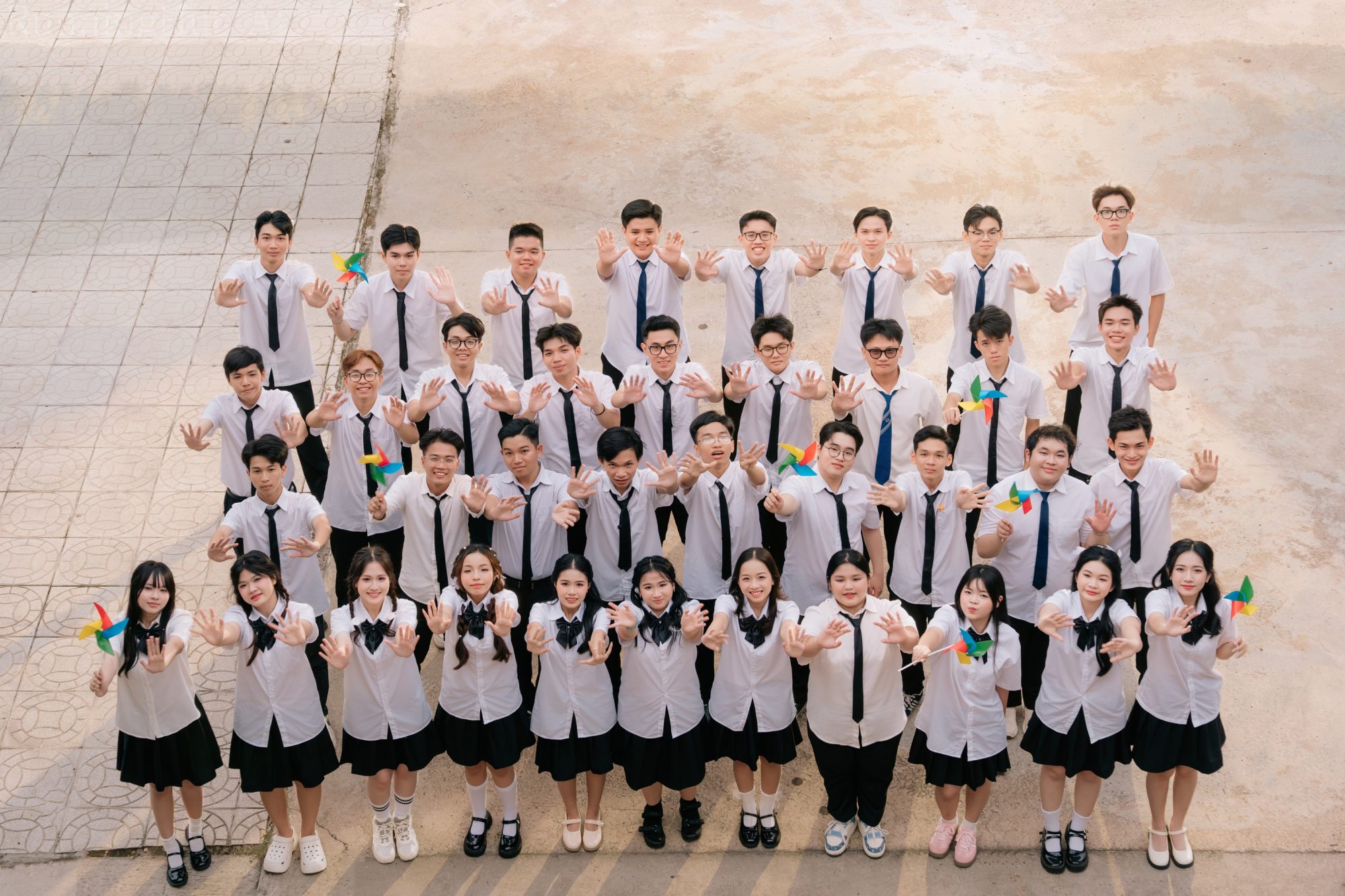 tạo kiểu chụp kỷ yếu