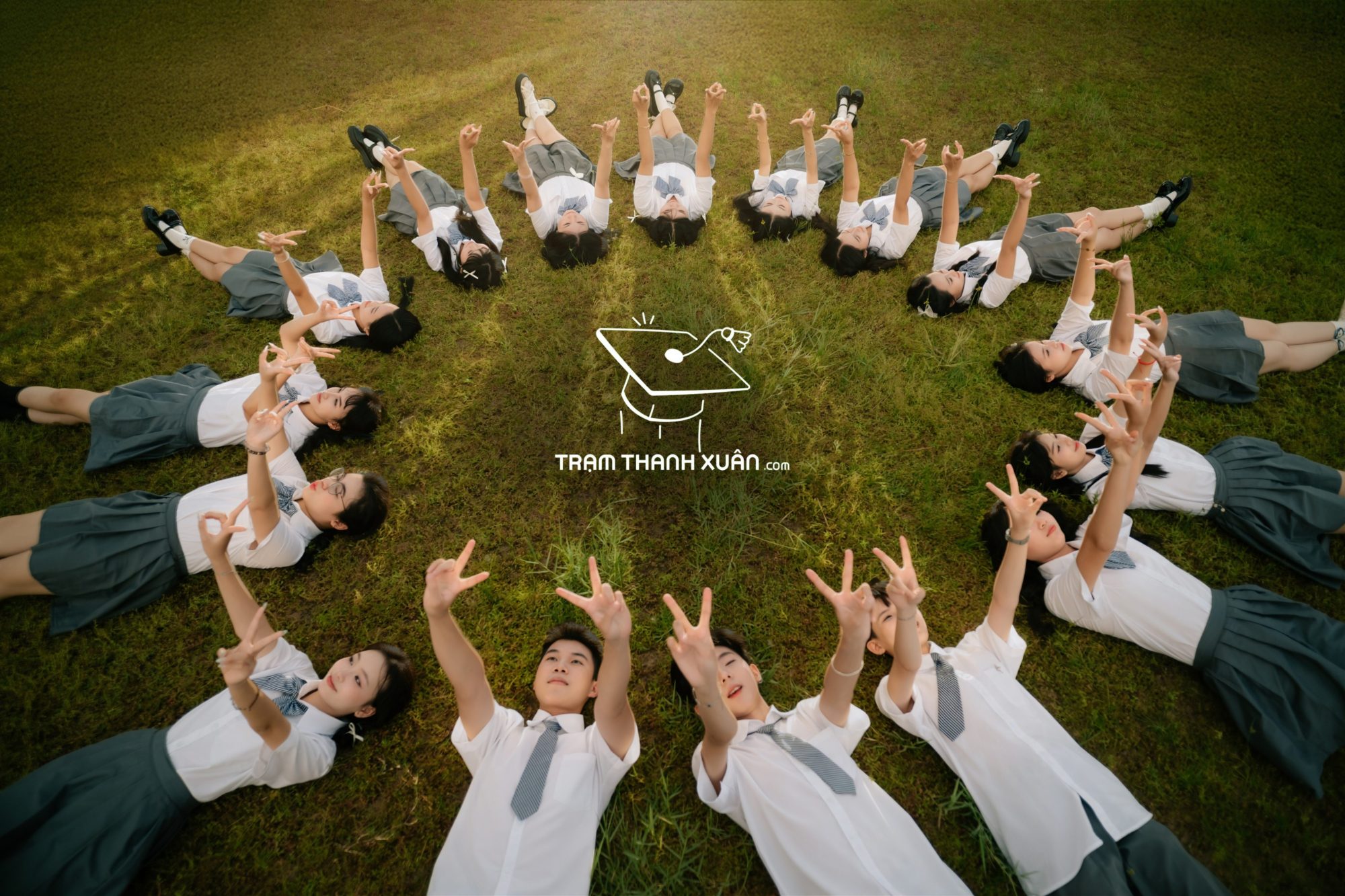 dáng chụp kỷ yếu