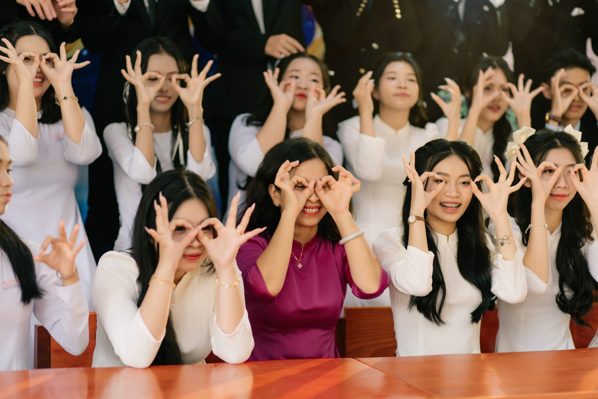 dáng chụp kỷ yếu cho nữ