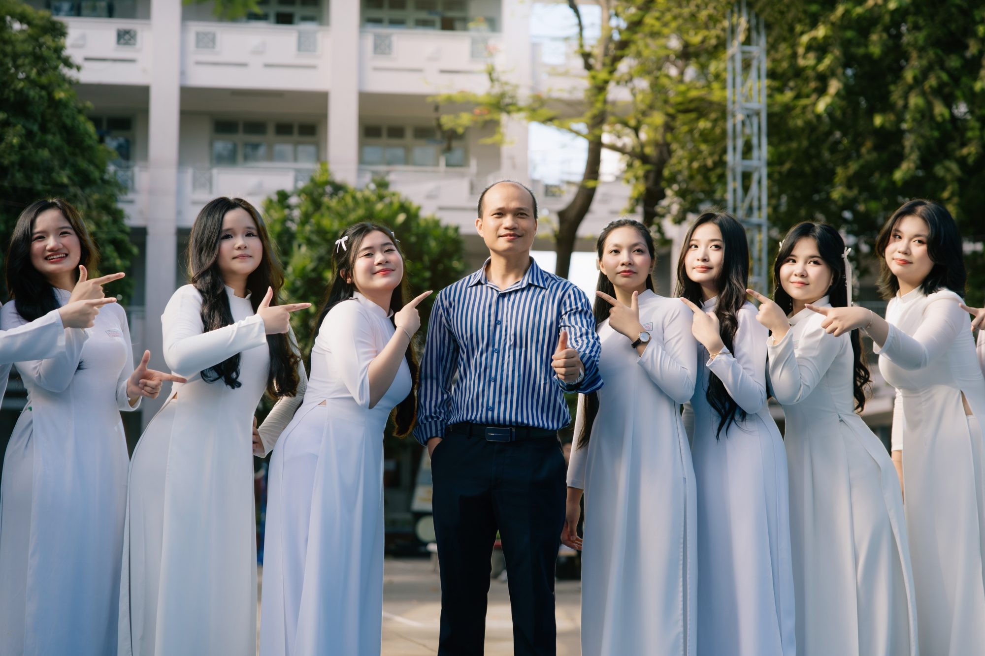 tạo dáng chụp kỷ yếu áo dài