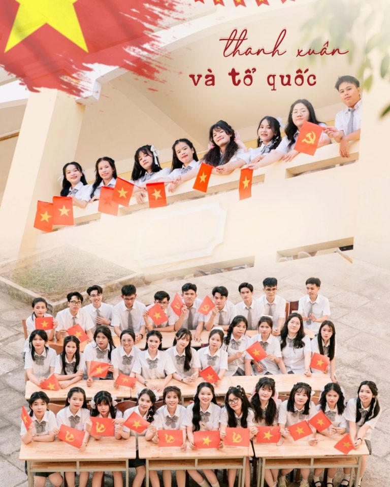 Học sinh cầm cờ Việt Nam trong bộ ảnh kỷ yếu